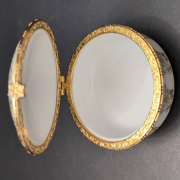 Vintage Floral Hand-painted Small Round Lidded Porcelain Trinket Box. - Picture 4 of 9